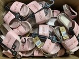 de nombreuses paires de chaussures dans une boîte, avec leurs étiquettes