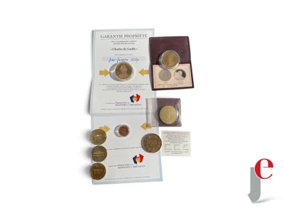 un lot de pièces de monnaie posées sur une table