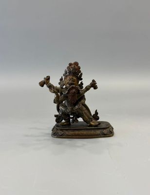 une image représentant une statue en bronze d'un homme à cheval