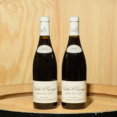 deux bouteilles de vin posées l'une à côté de l'autre sur un tonneau