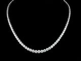 un gros plan d'un collier en diamants sur fond noir