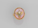 une bague en or 18 carats et émail