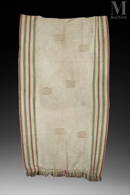 un tapis rayé blanc et vert, avec des rayures rouges et vertes