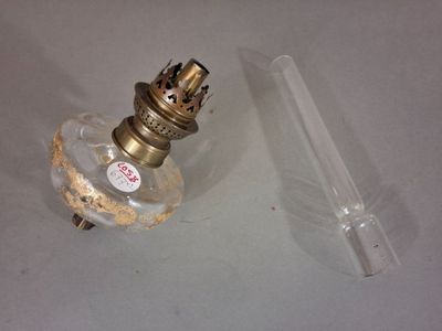 Globe et fût de lampe à pétrole en laiton et verre taillé et…