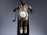 une figurine représentant un homme tenant une horloge à la main