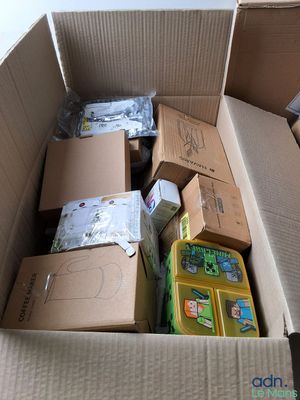 une boîte en carton remplie d'objets hétéroclites