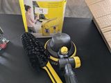 une boîte d'outils posée sur une table à côté d'une boîte d'outils
