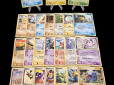 beaucoup de cartes pokemon sur la table