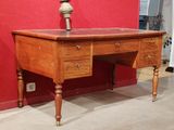 un bureau en bois sur lequel est posée une lampe