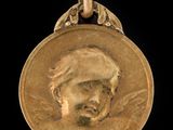 Gros plan sur une médaille d'or portant le visage d'une femme