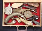 une boîte en bois remplie d'objets divers sur fond noir