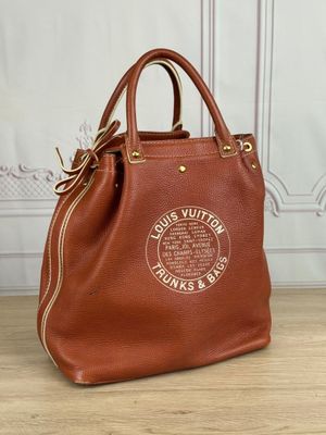 un sac à main marron posé sur une table en bois