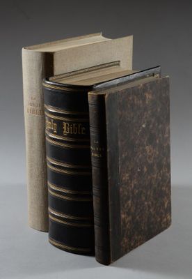 deux vieux livres posés l'un sur l'autre sur une table