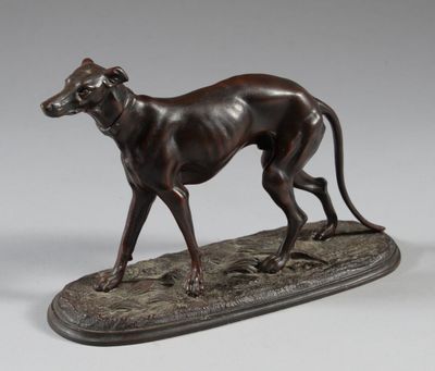 sculpture en bronze représentant un lévrier sur un socle