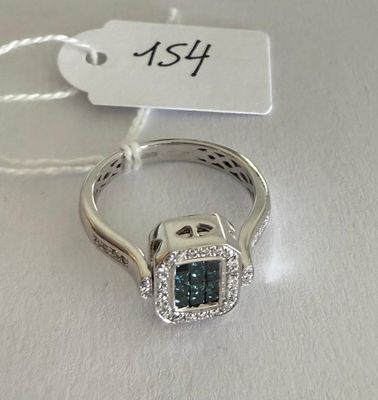 une image représentant une bague ornée d'un diamant bleu entouré de diamants blancs