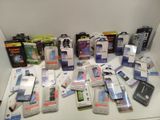 un grand nombre de téléphones portables posés sur une table