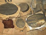 plusieurs plaques sur le sol d'un bâtiment