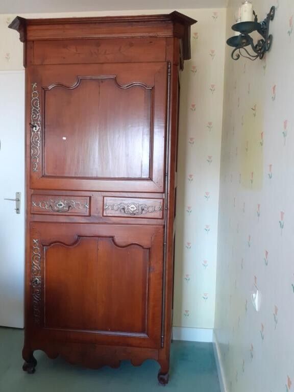 VENDU SUR DESIGNATION (à 5 mn de l'étude en voiture) Bonnetière en acajou de style Louis XV