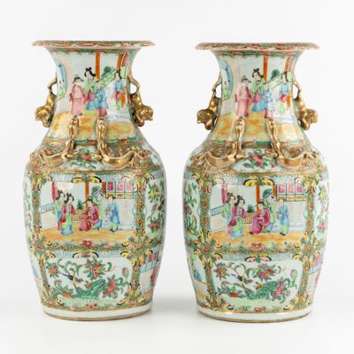 paire de vases chinois avec figures sur fond blanc