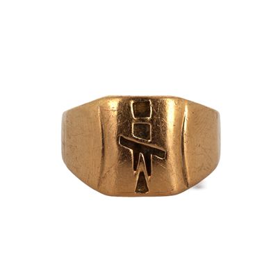 l'image d'une chevalière en or ornée d'une croix