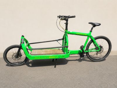 un scooter vert garé sur le parking
