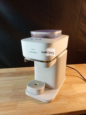 une photo d'une cafetière posée sur une table en bois