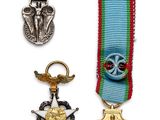 trois médailles et une médaille sur fond blanc