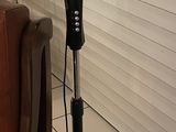un ventilateur posé par terre à côté d'une chaise