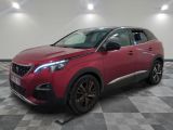 la voiture rouge est garée sur un sol en damier dans le garage