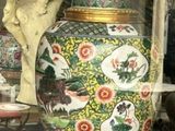 un vase posé sur une table devant une fenêtre