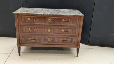 commode ancienne avec dessus en marbre et poignées en laiton