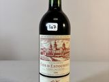 une bouteille de vin posée sur une table