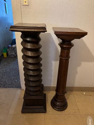 APPARTEMENT 1: Deux sellettes en bois massif dont une vis de pressoi