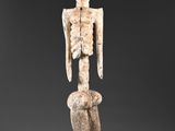 une statue représentant un homme avec un crâne sur la tête