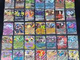 La collection de cartes Pokémon est exposée sur un fond noir.