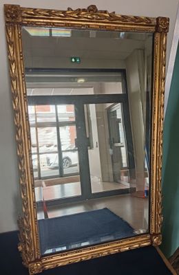 Miroir en bois et stuc doré à décor d'une guirlande feuillag…