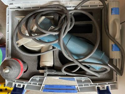 une boîte avec un tas d'outils à l'intérieur