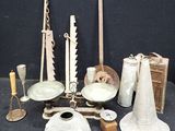 un grand nombre d'objets posés sur une table