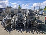 un gros tas de palettes en bois empilées sur un parking