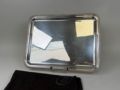 un plateau en argent surmonté d'un miroir