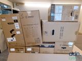 de nombreuses boîtes empilées dans une pièce