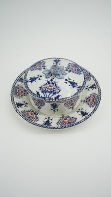 GIEN. Petit cache pot en faïence à décor "Renaissance" à fon…