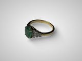 une bague en or sertie d'une pierre verte et de diamants