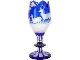 un verre à vin orné d'une image de cerf