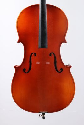 un gros plan d'un violoncelle posé sur un pupitre, sur fond blanc