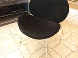 a black chair that is sitting in front of a tv