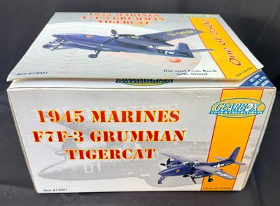 une vieille maquette d'avion bleu et blanc dans une boîte