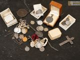 beaucoup d'objets en argent et en or par terre