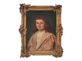 portrait d'un jeune garçon vêtu d'un manteau rose et d'une robe blanche