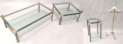 trois tables d'appoint en verre et en laiton et un porte-manteau
